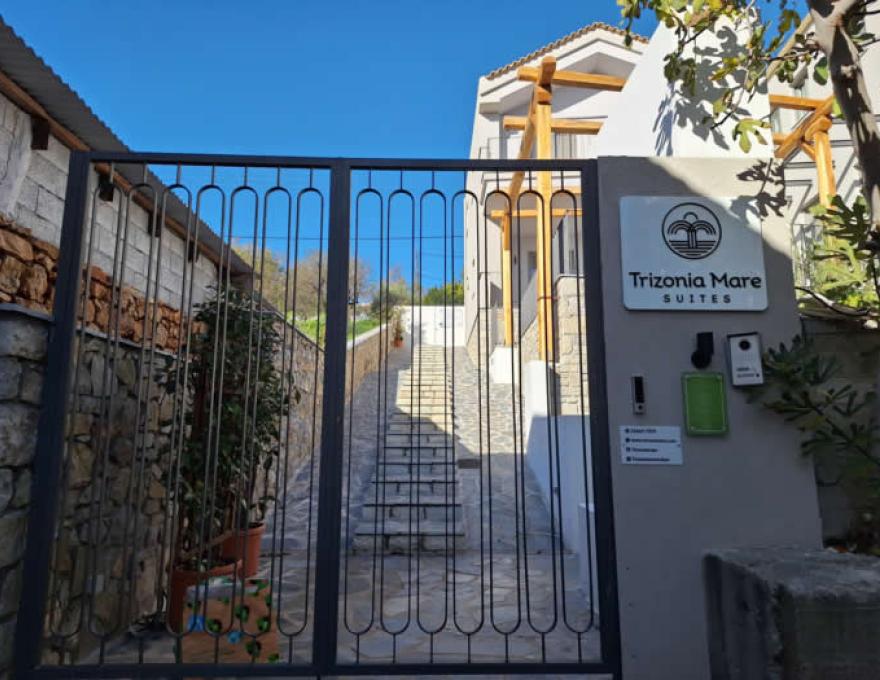 TRIZONIA MARE SUITES4
